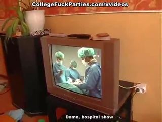 学生们 从 该 医 学院 有 x 额定 视频 在 该 党