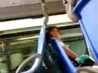Ciocănitoare intermitent pentru excitant femeie în the autobus