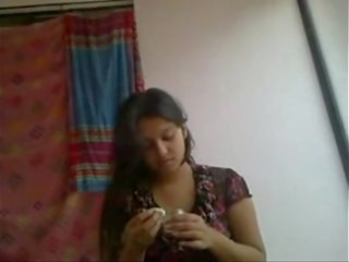 Indiýaly it teenager living together with colleagu